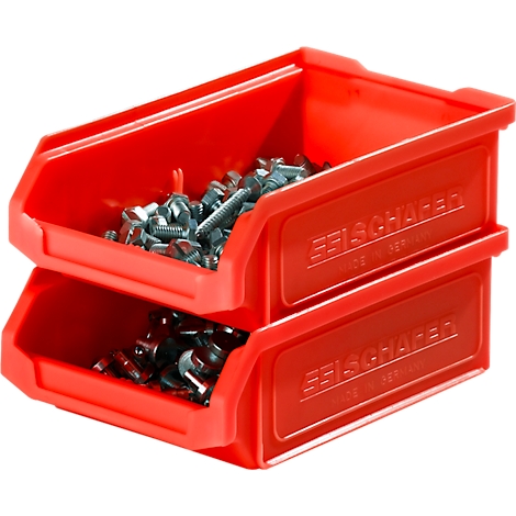 Zwei rote, stapelbare Sichtlagerkästen der Marke SSI Schäfer, gefüllt mit kleinen Metallschrauben.