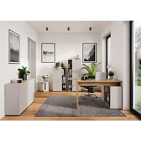 Büro mit Schreibtisch, Laptop, Bürostuhl, Bücherregal, Grünpflanzen und Dekoration. Helle Einrichtung mit Holz und Grau.