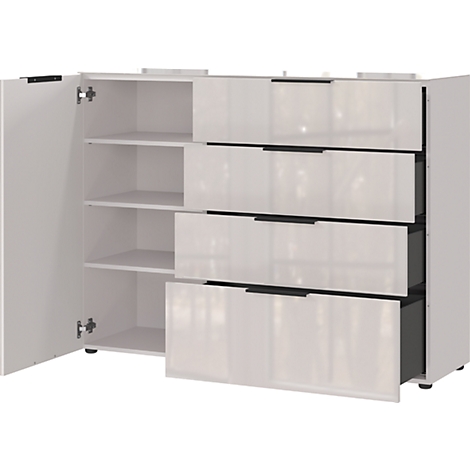 Weißer Schrank mit offenen Türen und Schubladen. Innenregale und Schubladen mit schwarzen Griffen.
