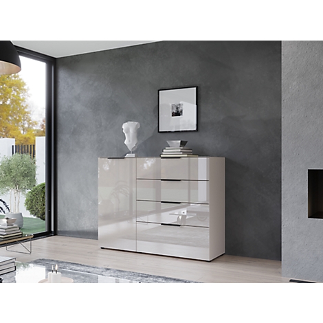 Moderne cremefarbene Kommode mit Schubladen und Tür, dekoriert mit Kunst in einem grauen Wohnzimmer.