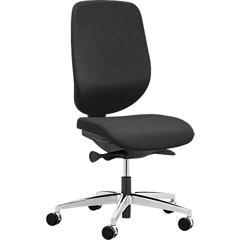 Chaise de bureau noire sur fond blanc. La chaise a un haut dossier, une assise rembourrée et une base argentée.