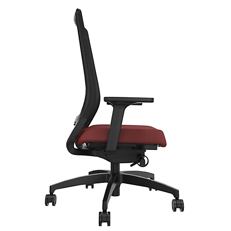 Chaise de bureau de profil : cadre noir, dossier en mesh, assise rouge, accoudoirs. Roulettes sur les pieds.