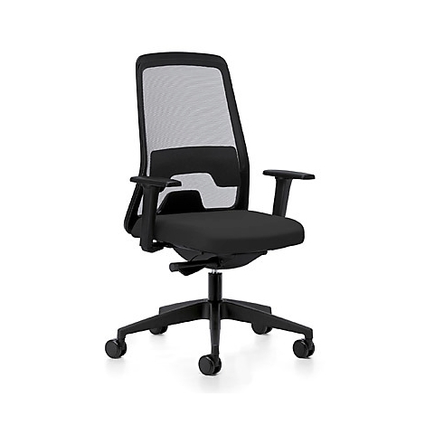 Chaise de bureau noire sur fond blanc. La chaise a un dossier en mesh, des accoudoirs et des roulettes.