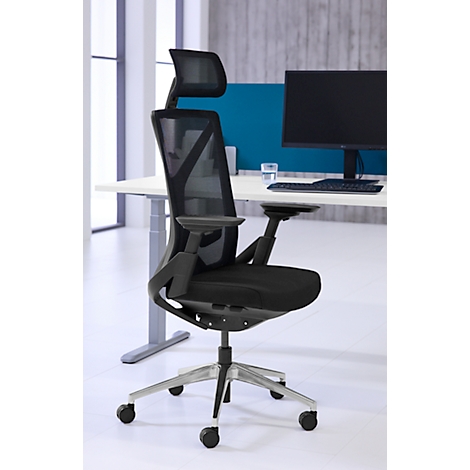 Chaise de bureau noire avec dossier en maille et appuie-tête. Elle se trouve devant un bureau avec un ordinateur. Pieds et roulettes argentés.