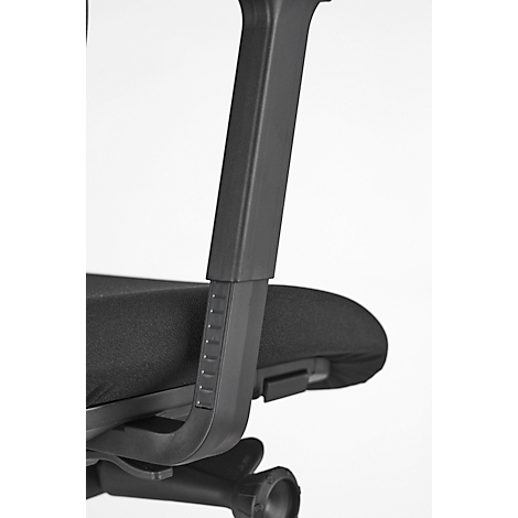 Gros plan d'une chaise de bureau noire. Accoudoir avec réglage en hauteur.