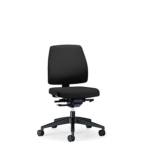 Chaise de bureau noire à roulettes, sur fond blanc. Il a un dossier, une assise et des accoudoirs, recadrés hors de l'image.