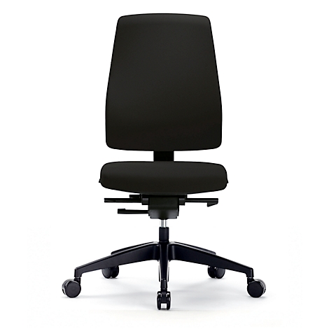Chaise de bureau noire sur fond blanc. Dossier et assise rembourrés. Piètement noir avec roulettes.