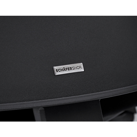 Gros plan d'une matière noire avec un panneau argenté indiquant SCHÄFERSHOP.