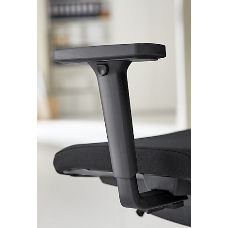 Gros plan sur l'accoudoir d'une chaise de bureau noire. L'accoudoir rectangulaire est proéminent. Un bouton est visible.