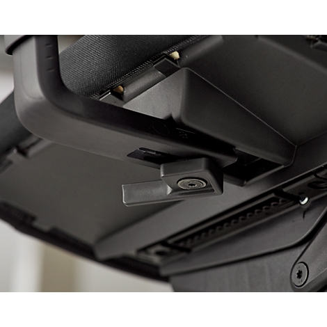 Gros plan d'une fermeture en métal noir avec levier et vis. Une partie du dossier est visible.