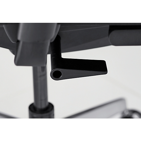 Gros plan du levier noir sous une chaise de bureau, pour régler la hauteur de l'assise.