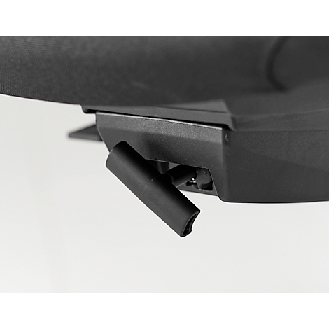 Gros plan d'une poignée en plastique noir fixée à une pièce noire et angulaire. En arrière-plan, un tissu sombre.