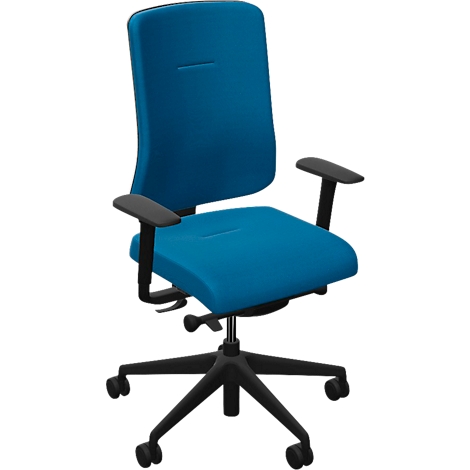 Chaise de bureau bleue avec accoudoirs et base noirs. Sur roulettes, sur fond blanc.