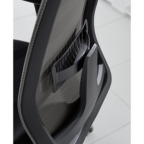 Gros plan d'un dossier de chaise de bureau noir avec tissu en maille grise. Focus sur le support lombaire.