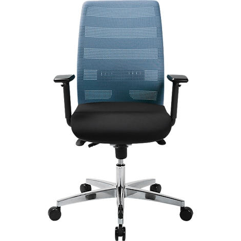 Chaise de bureau avec dossier en maille bleu, assise noire, accoudoirs et base chromée.