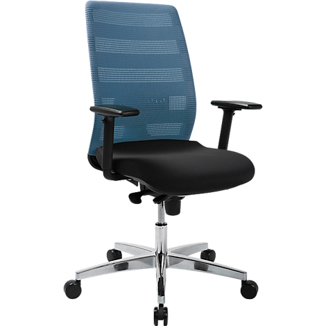 Chaise de bureau avec dossier en maille bleue, assise et accoudoirs noirs, cadre argenté et roulettes.