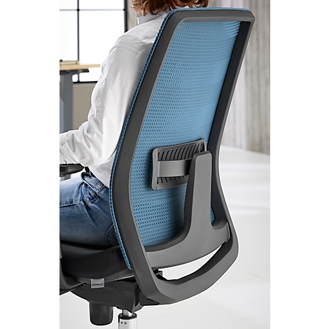 Dossier d'une chaise de bureau bleue avec une personne en arrière-plan.