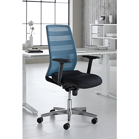 Chaise de bureau avec dossier en filet bleu et assise noire. Les accoudoirs sont noirs. La chaise est sur un cadre chromé.