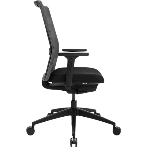 Vue latérale d'une chaise de bureau noire avec dossier en filet sur un piètement à roulettes.