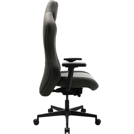 Un fauteuil de bureau gris de profil. Il a un dossier haut, des accoudoirs et un cadre noir avec roulettes.