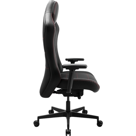 Chaise de bureau noire de profil. Coutures décoratives rouges. Cinq roulettes. Accoudoirs.