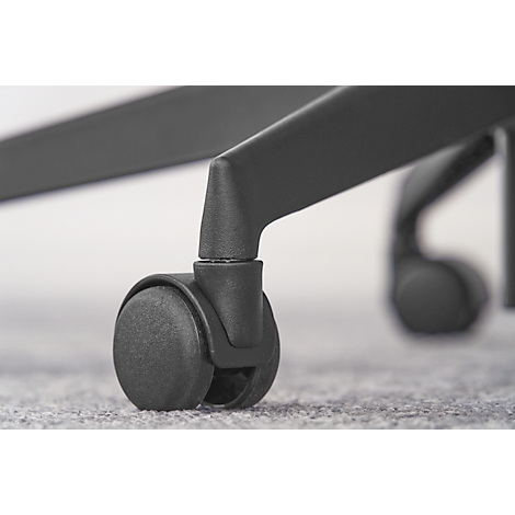 Gros plan sur une roulette noire en plastique d'une chaise de bureau sur une moquette grise.