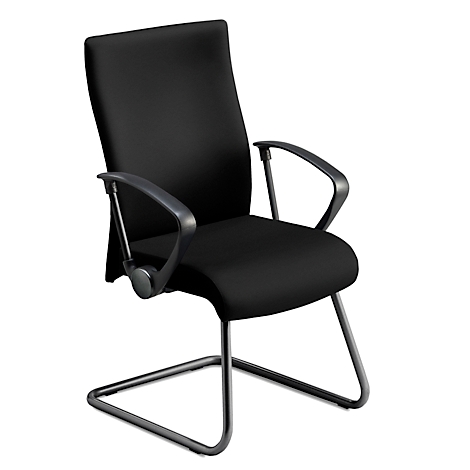 Chaise de bureau noire avec accoudoirs et piètement luge, sur fond blanc.