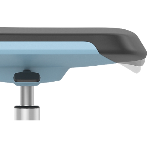 Gros plan sur une chaise : assise bleue avec bord noir, hauteur réglable.