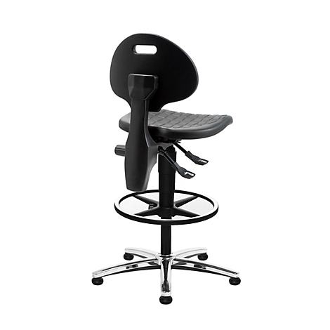 Chaise de travail noire avec roulettes, repose-pieds et dossier réglable sur fond blanc.