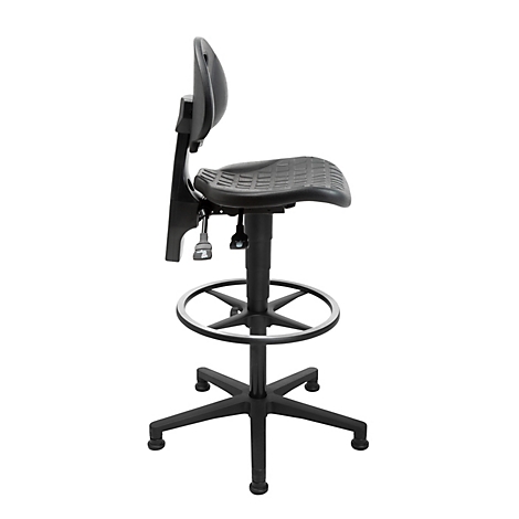 Tabouret de laboratoire noir avec repose-pieds et assise texturée sur cinq roulettes sur fond blanc.