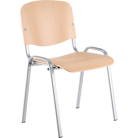 Une chaise en bois clair avec des pieds en métal argenté. L'assise et le dossier sont en bois clair, le dossier est légèrement incurvé.