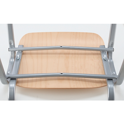 Vue de dessous d'une chaise. Assise en bois, pieds et traverses en métal argenté.