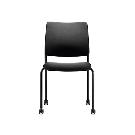 Chaise de bureau noire avec roulettes sur fond blanc.