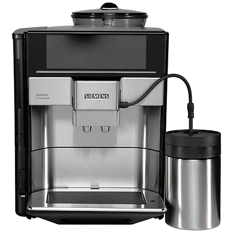 Silber-schwarze Kaffeemaschine von Siemens. Ein Wassertank ist abgebildet. Die Maschine hat ein Touchscreen und das Logo 'Siemens' ist sichtbar.