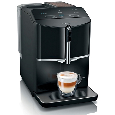 Schwarze Kaffeemaschine mit einem Glas Latte Macchiato. Marke: Siemens.