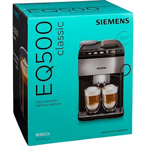 Eine Kaffeemaschine steht auf einem türkisfarbenen Karton. Auf dem Karton steht der Schriftzug "EQ500 classic". Die Kaffeemaschine ist silber und schwarz, zwei Gläser Kaffee stehen darunter.