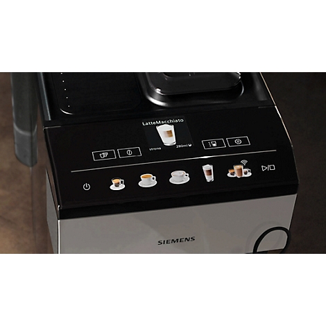 Nahaufnahme einer schwarzen und silbernen Siemens Kaffeemaschine mit Touchscreen und Latte Macchiato Anzeige.