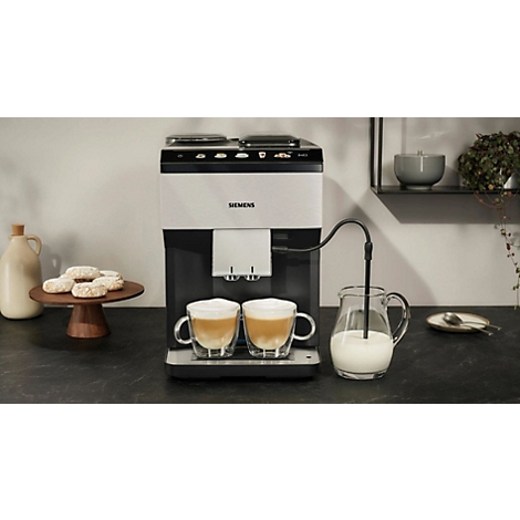 Kaffeevollautomat mit zwei Tassen Cappuccino und Milchaufschäumer.
