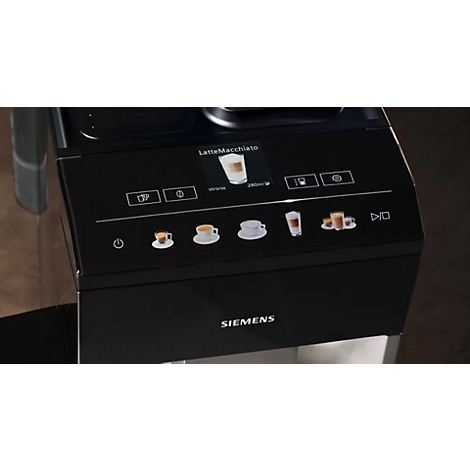 Close-up van een zwarte koffiemachine met bedieningselementen. Een display toont latte macchiato. Siemens logo onderaan.
