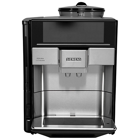 Volautomatische koffiemachine met roestvrijstalen voorkant. Zwarte achtergrond met display en Siemens logo.