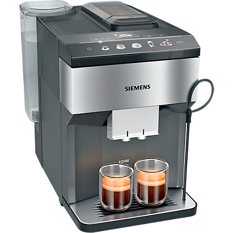 Grijze en zilverkleurige volautomatische koffiemachine met twee espressokopjes. Het merk Siemens is zichtbaar. Het model is EQ500.