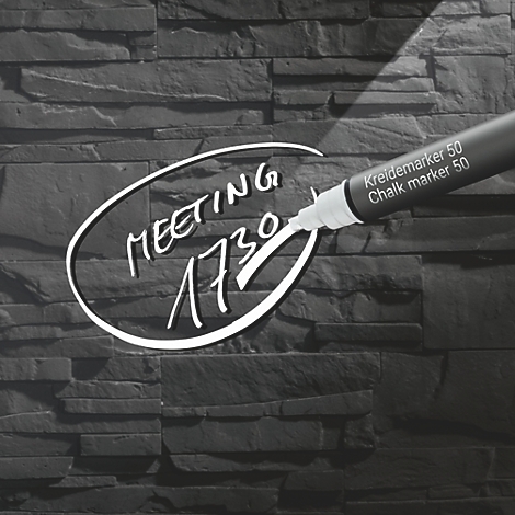 Een pen schrijft het woord meeting om 17:30 uur op een stenen muur. Rechts staat Kreidemarker 50.