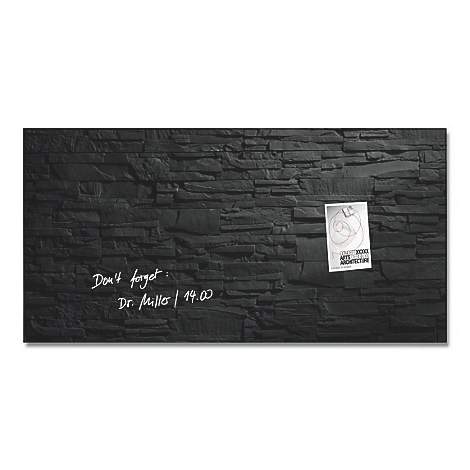 Zwart bord met stenen look, handgeschreven notitie en een vastgespeld blad met een tekening.