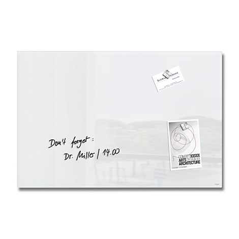 Wit glazen whiteboard met aantekeningen en magneten.