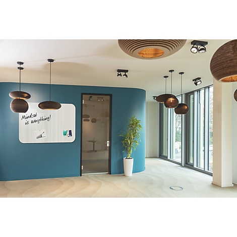 Kantoor met blauwe muur, houten vloer en decoratieve hanglampen. Op het whiteboard staat 'Mindset is everything!'.