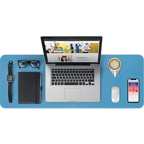 Laptop met open scherm, naast bril, notitieboek, smartwatch, koffiekopje, muis en smartphone op blauwe bureau.