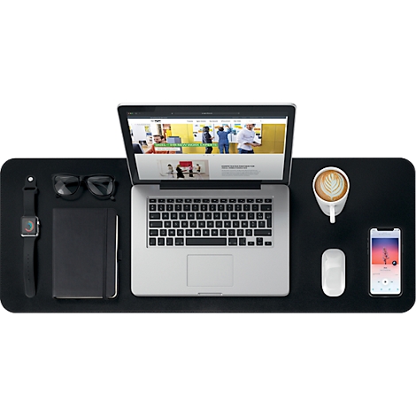 Bovenaanzicht van een bureau met laptop, bril, smartwatch, notitieboek, smartphone, muis en koffie.