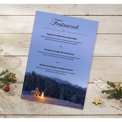 Een blauw menu met het woord "Festmenü" en een menu. Op de achtergrond een winterlandschap, rechts kerstversiering.
