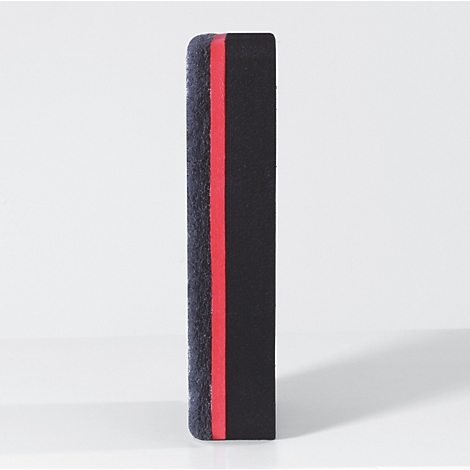 Une gomme noire avec une ligne rouge, vue de côté.