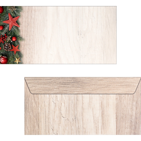 Deux enveloppes devant un fond texturé bois. En haut : décorations de Noël avec étoiles, boules, branches de sapin. En bas : enveloppe détaillée.